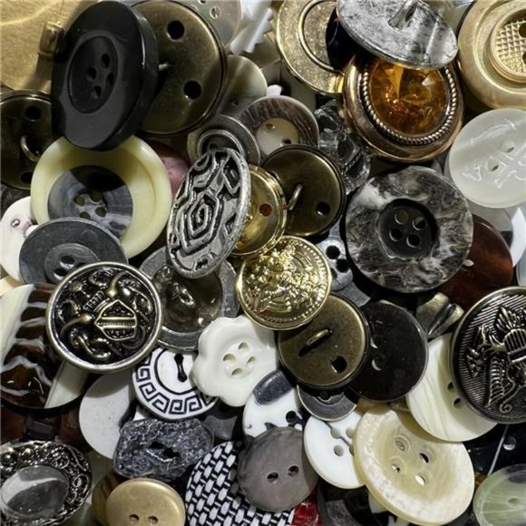 RARE LOT! 250 pc MIXED LOT of OLD-VINTAGE & NEW Buttons ALL TYPES & SIZES - Picture 4 of 4